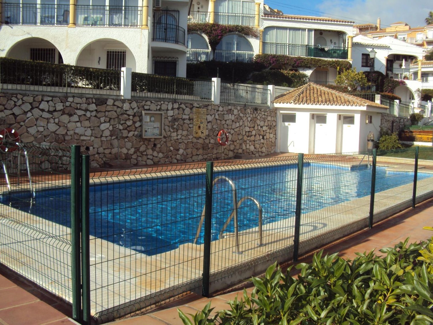 Piscina y jardines