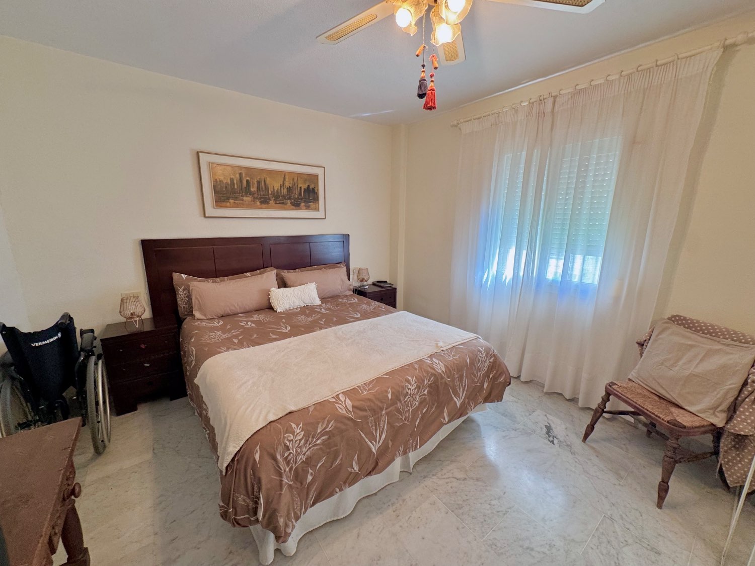 PIso amplio con piscina y jardines