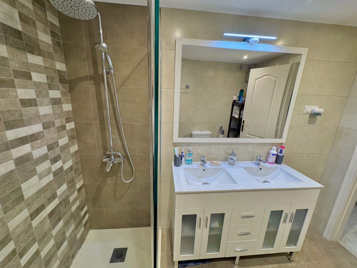 PIso amplio con piscina y jardines