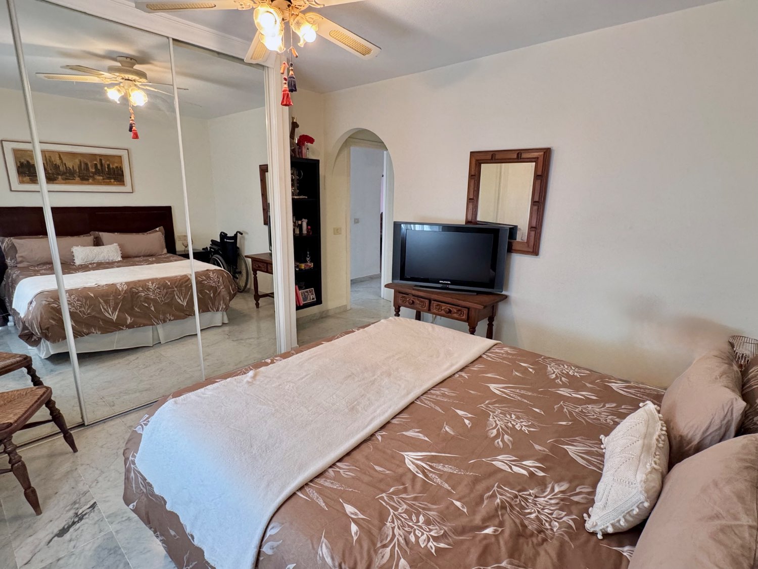 PIso amplio con piscina y jardines