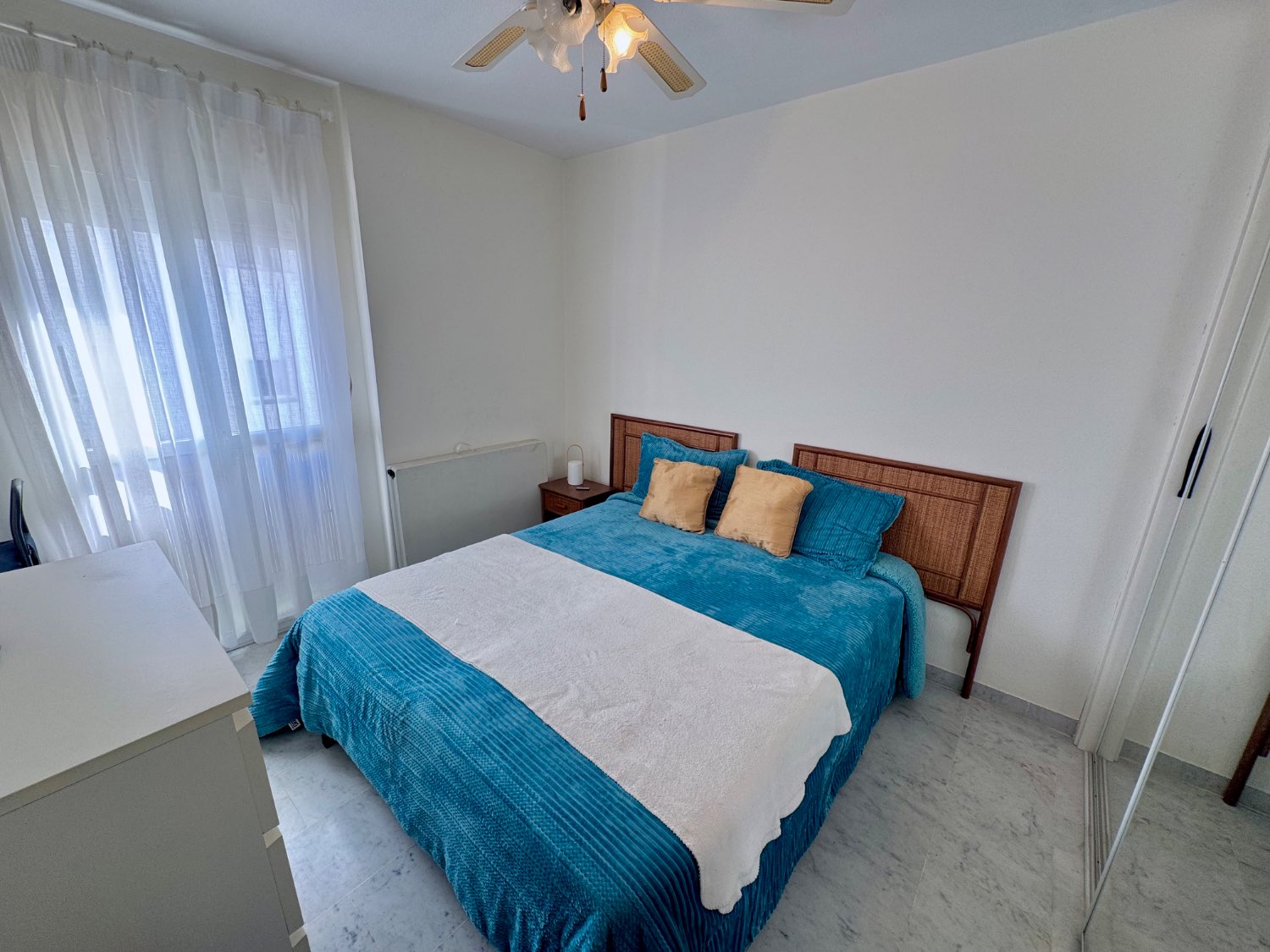 PIso amplio con piscina y jardines