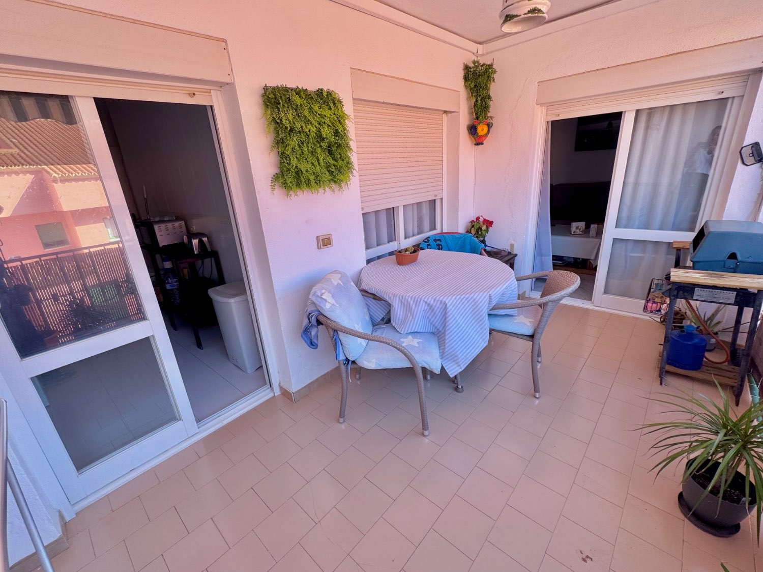 PIso amplio con piscina y jardines