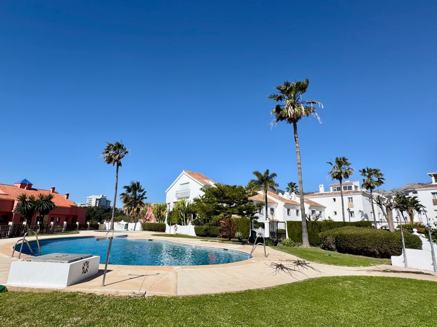 PIso amplio con piscina y jardines