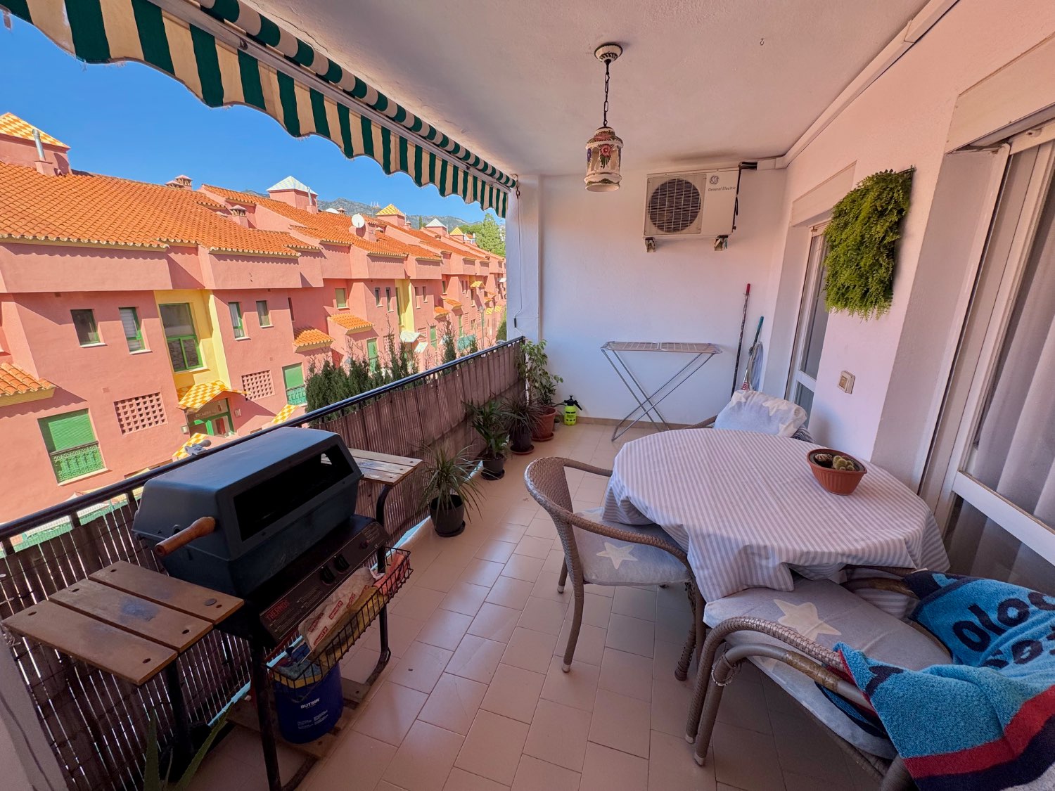 PIso amplio con piscina y jardines