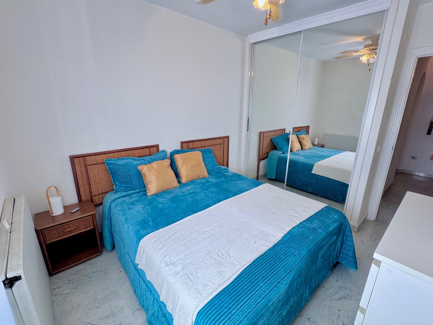 PIso amplio con piscina y jardines