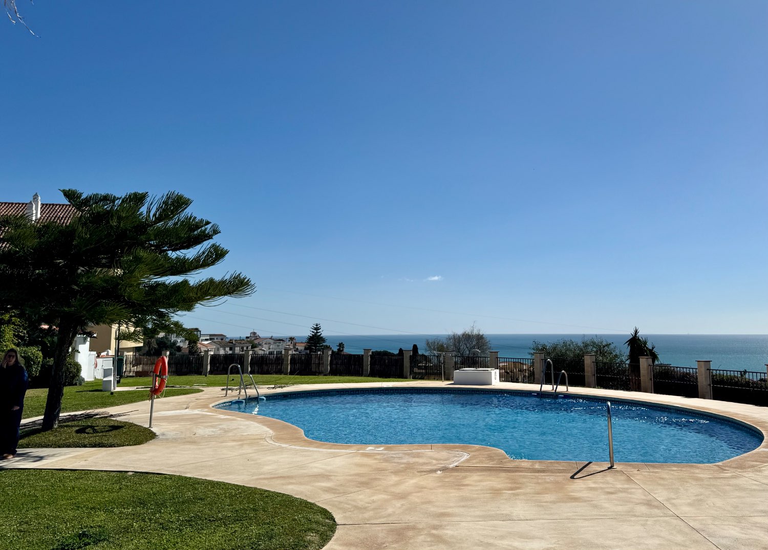 PIso amplio con piscina y jardines