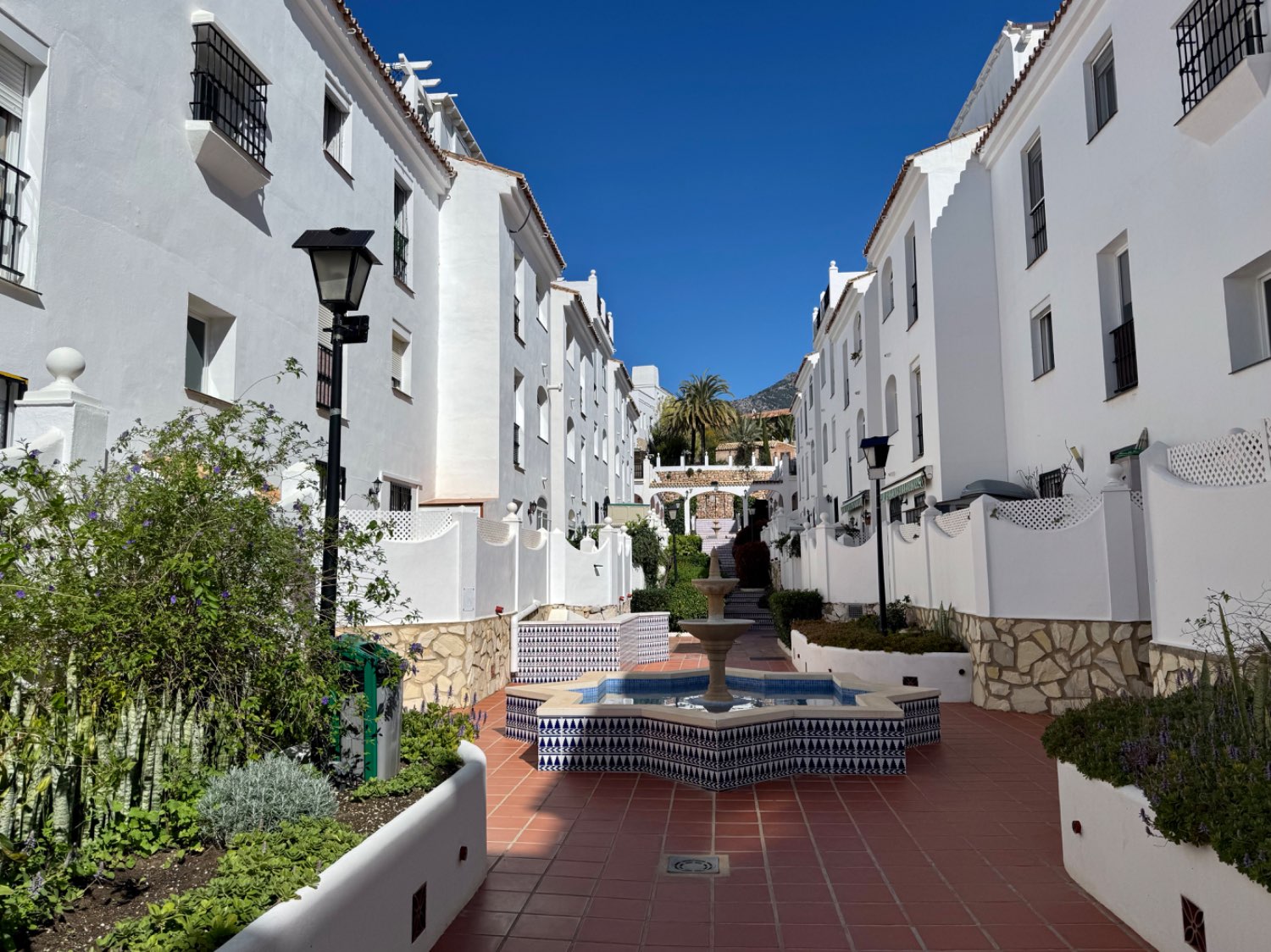 PIso amplio con piscina y jardines