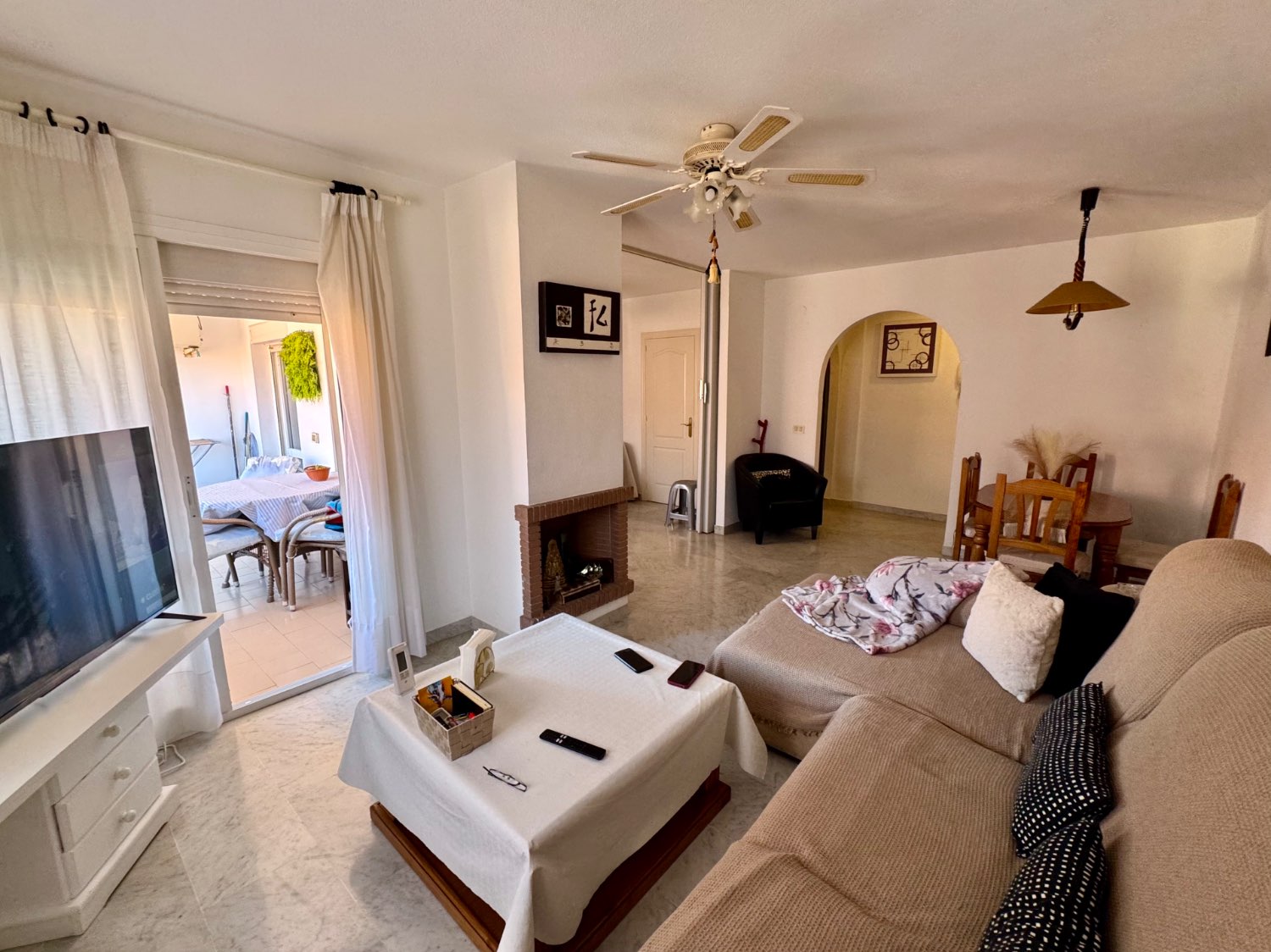 PIso amplio con piscina y jardines