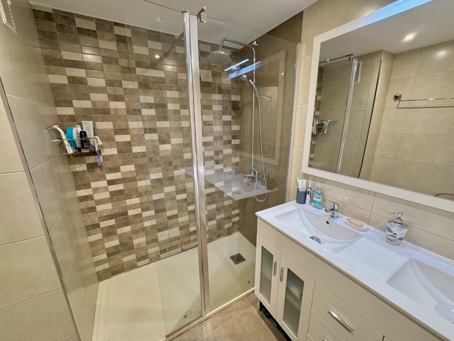 PIso amplio con piscina y jardines