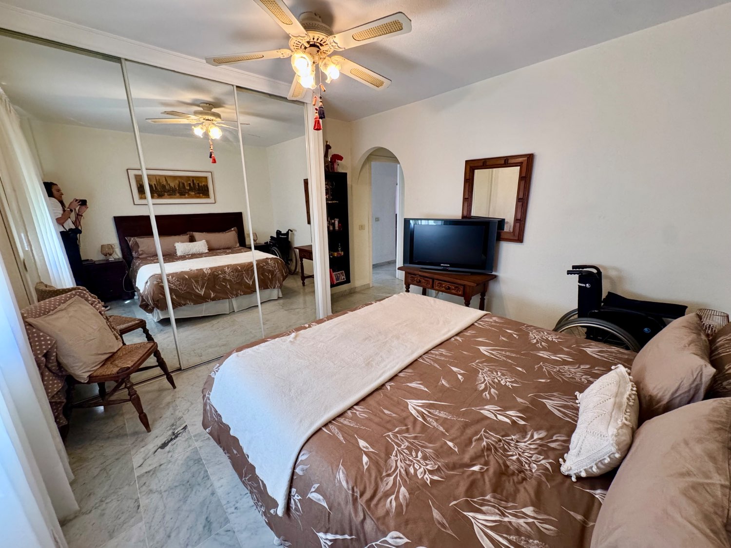 PIso amplio con piscina y jardines