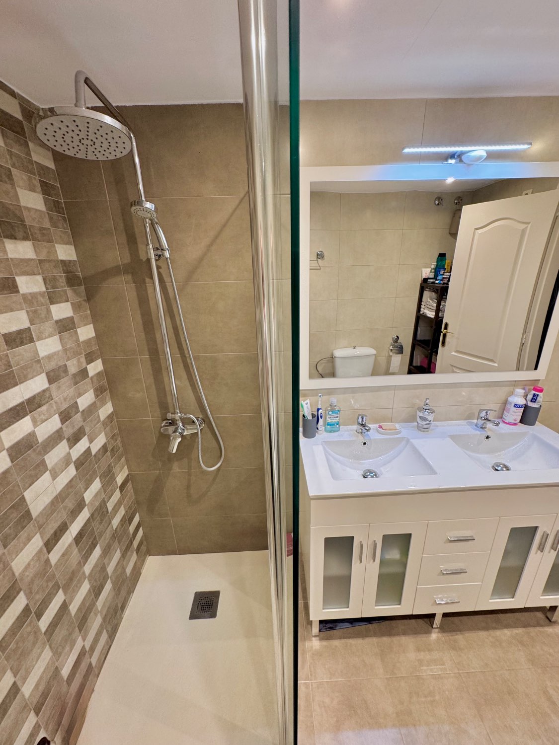 PIso amplio con piscina y jardines